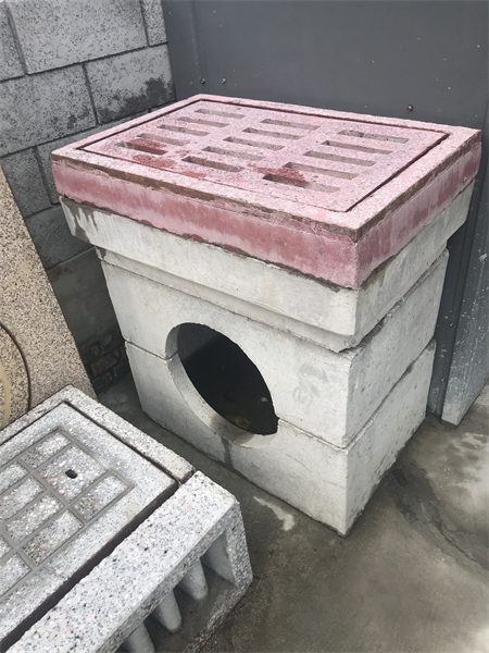 　　水泥預(yù)制檢查井
